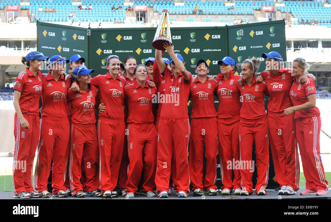 L'England Women's Twenty20 (T20) équipe de cricket de célébrer le reataining cendres contre l'Australie comprend : l'Angleterre où l'équipe de cricket de femmes : Sydney, Australie Quand : 02 Mars 2014 Banque D'Images