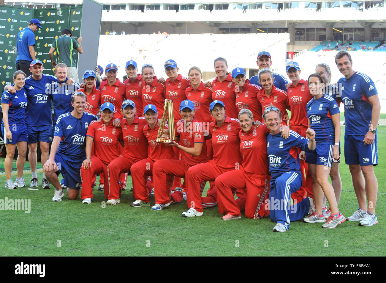 L'England Women's Twenty20 (T20) équipe de cricket de célébrer le reataining cendres contre l'Australie comprend : l'Angleterre où l'équipe de cricket de femmes : Sydney, Australie Quand : 02 Mars 2014 Banque D'Images