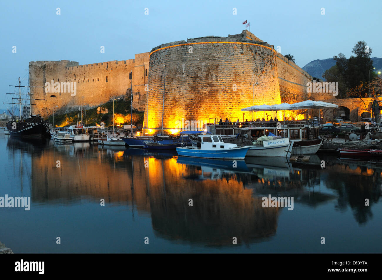 Château de Kyrenia Harbour et éclairé la nuit de Chypre du Nord Banque D'Images