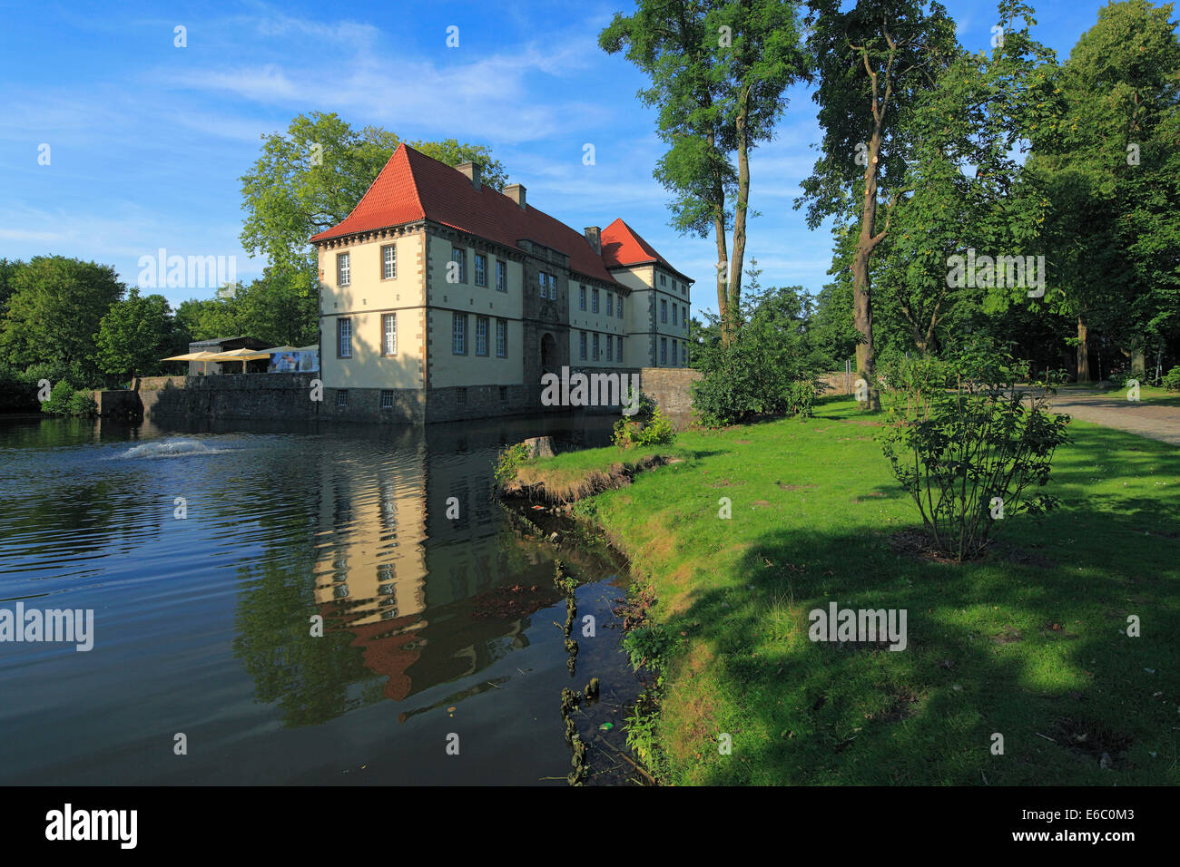 Schloss, de Struenkede, Renaissanceschloss de Struenkede Wasserschloss im Schlosspark von Herne-Baukau, Ruhr, Allemagne Banque D'Images