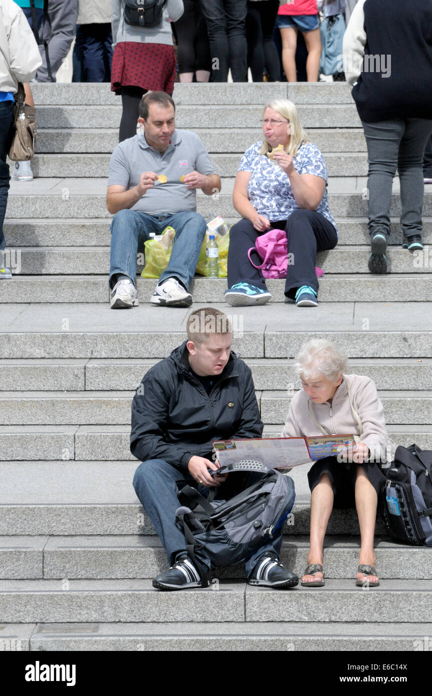 Londres, Royaume-Uni. Femme et jeune homme âgés regardant une carte à Trafalgar Square Banque D'Images