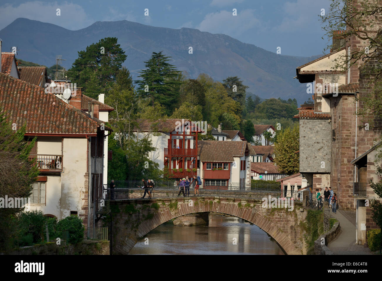 France, Isère (64), Pays Basque, Navarre, Saint-Jean-Pied-de-Port et son pont romain sur la Nive Banque D'Images