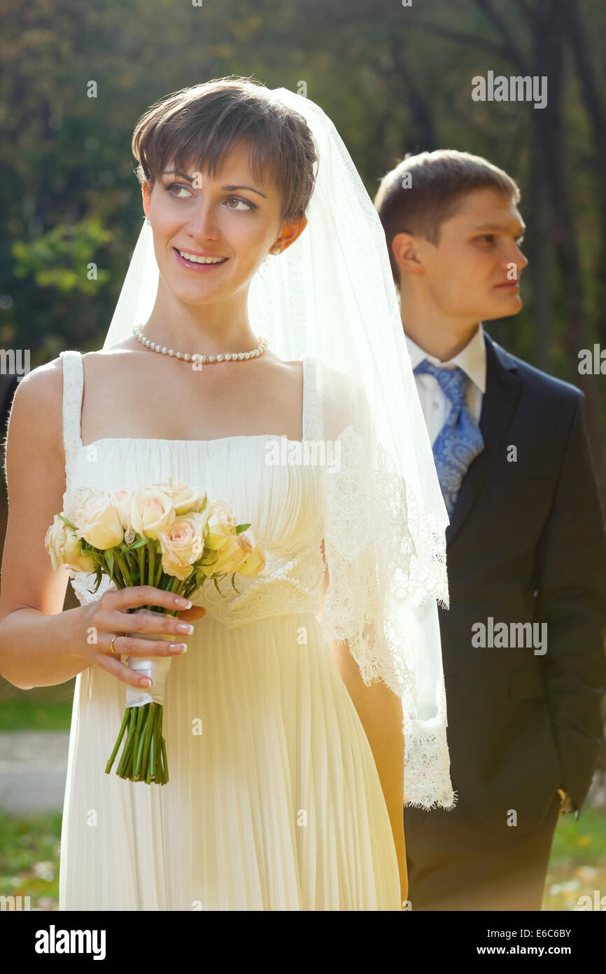 Belle Mariée et le marié ensemble dans park - avec bride. Banque D'Images