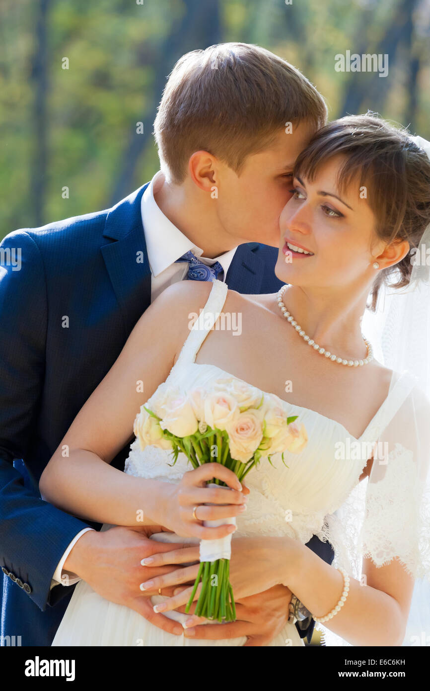 Belle Mariée et le marié ensemble dans park Banque D'Images