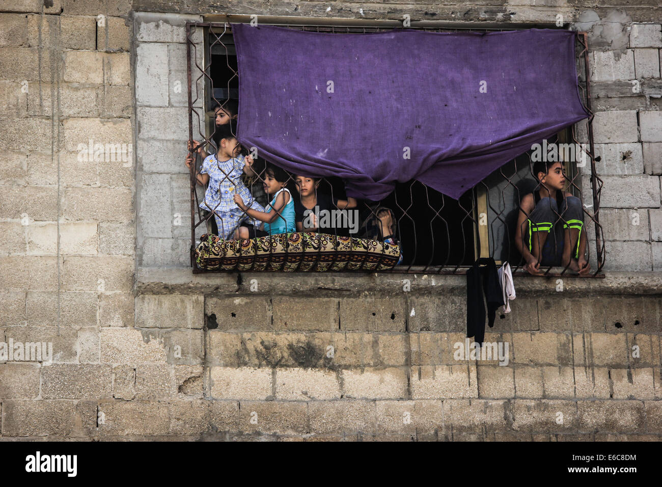 La bande de Gaza. 20e Août, 2014. Les Palestiniens pleurent lors de l'enterrement du jeune fils de Mohammed Deif, chef militaire du Hamas, a déclaré que les médecins a été tué avec sa mère dans une frappe aérienne israélienne, à un cimetière à Beit Lahiya, dans le nord de la bande de Gaza. Credit : Ahmed Hjazy/Pacific Press/Alamy Live News Banque D'Images