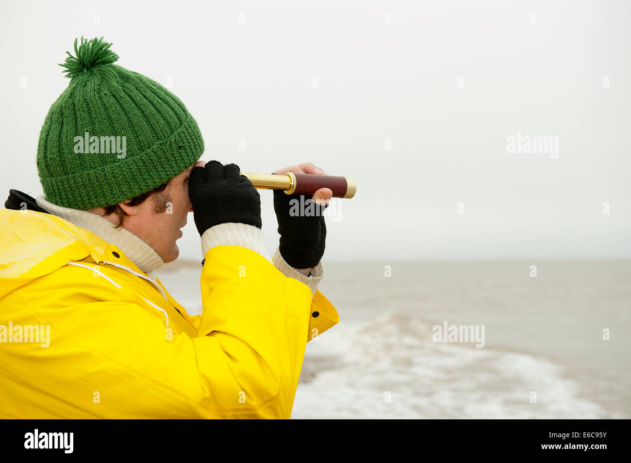 Le port de pêcheur sur la mer jaune vif, bleu de travail et à la preuve de l'eau à travers un télescope. Banque D'Images