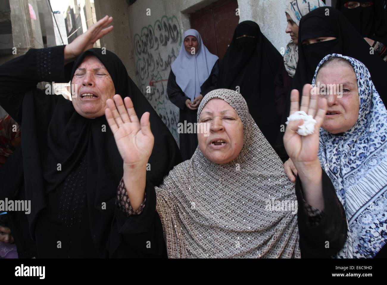 Deir Al-Balah, la bande de Gaza, territoire palestinien. 20e Août, 2014. Des proches de la femme d'un chef militaire du Hamas, Mohammed Deif, et son fils Ali, qui a déclaré que les infirmiers ont été tués dans des frappes aériennes israéliennes, le deuil au cours de funérailles dans le nord de la bande de Gaza le 20 août 2014. Raids aériens israéliens ont tué 11 Palestiniens à Gaza, y compris l'épouse et son fils mineur de Deif, dans ce que le groupe a déclaré mercredi était une tentative de l'assassiner après un cessez-le-feu s'effondra. Credit : ZUMA Press, Inc./Alamy Live News Banque D'Images