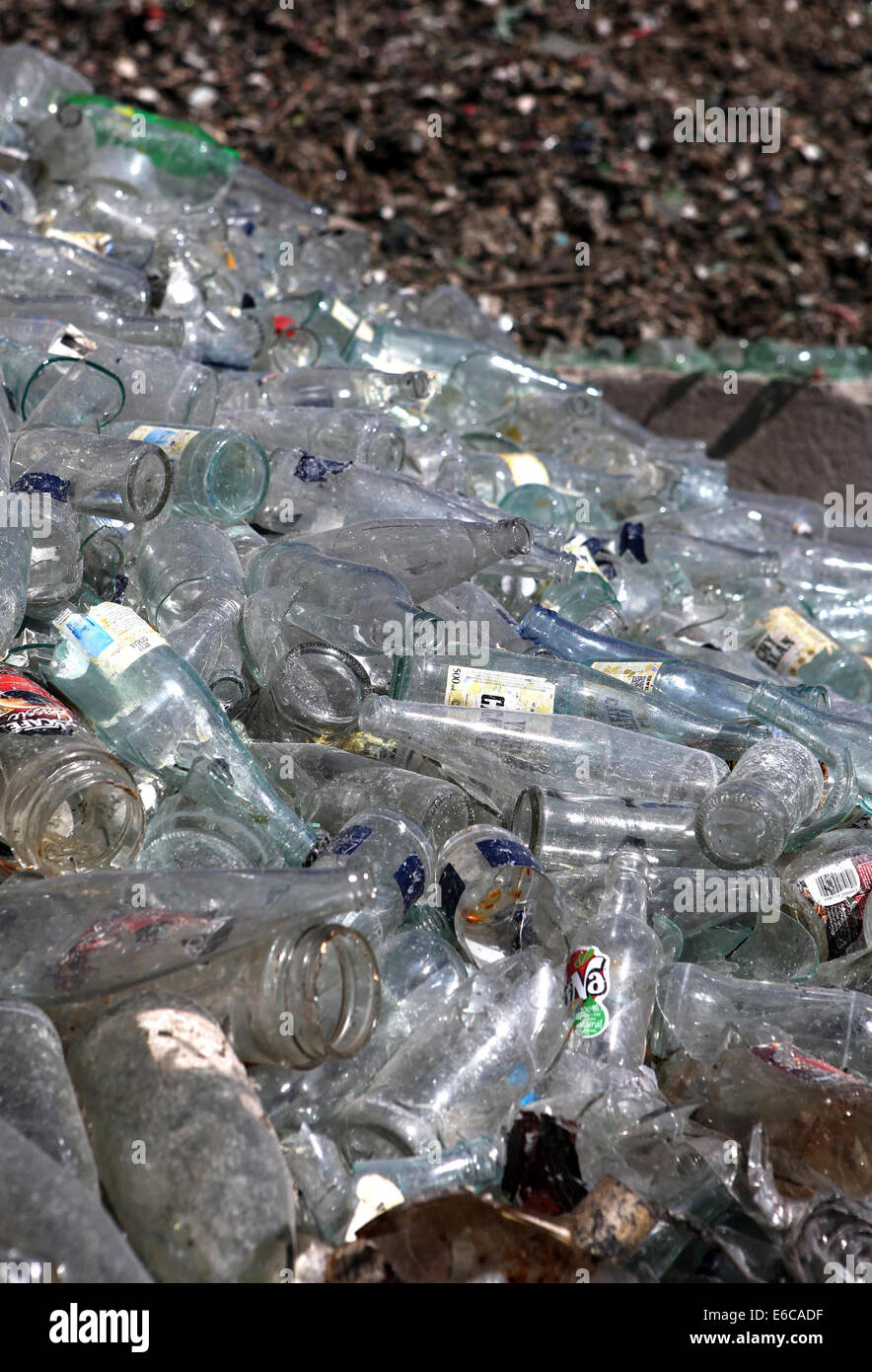 Bouteilles en verre à recycler stockées dans une usine de recyclage à proximité de l'île de Majorque, Espagne Banque D'Images