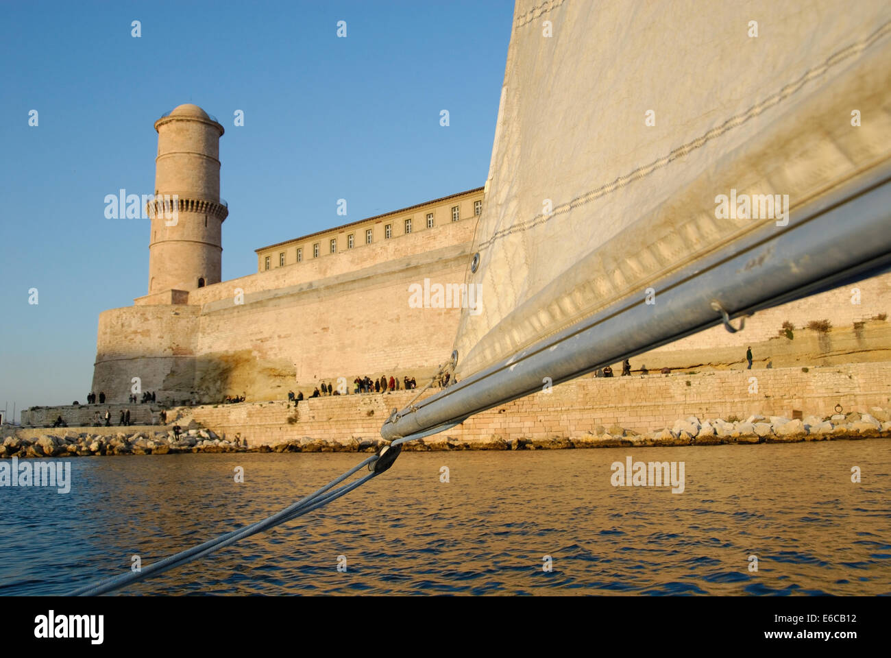 Mer Méditerranée - le bateau à voile passe devant Fort Saint-Jean dans la lumière de fin d'après-midi, Marseille, France, Europe Banque D'Images