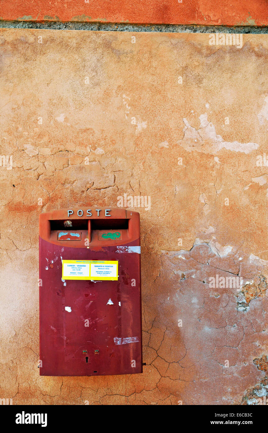 Italien rouge sur la boîte aux lettres / terre cuite mur ocre, Venise, Italie Banque D'Images