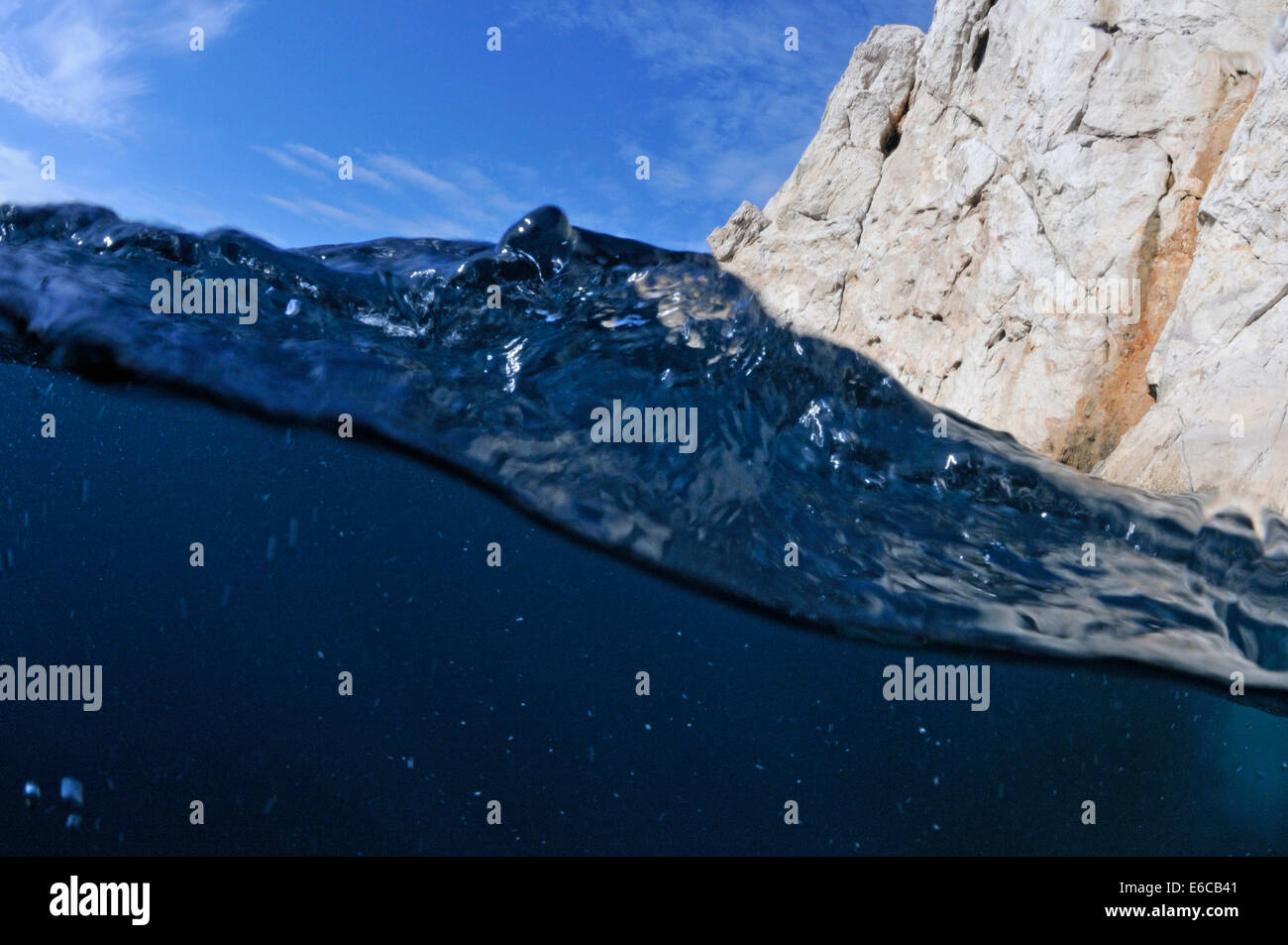 Surface de l'eau (split shot), la moitié sous l'eau, l'Île Maire, Mer Méditerranée, France, Europe Banque D'Images