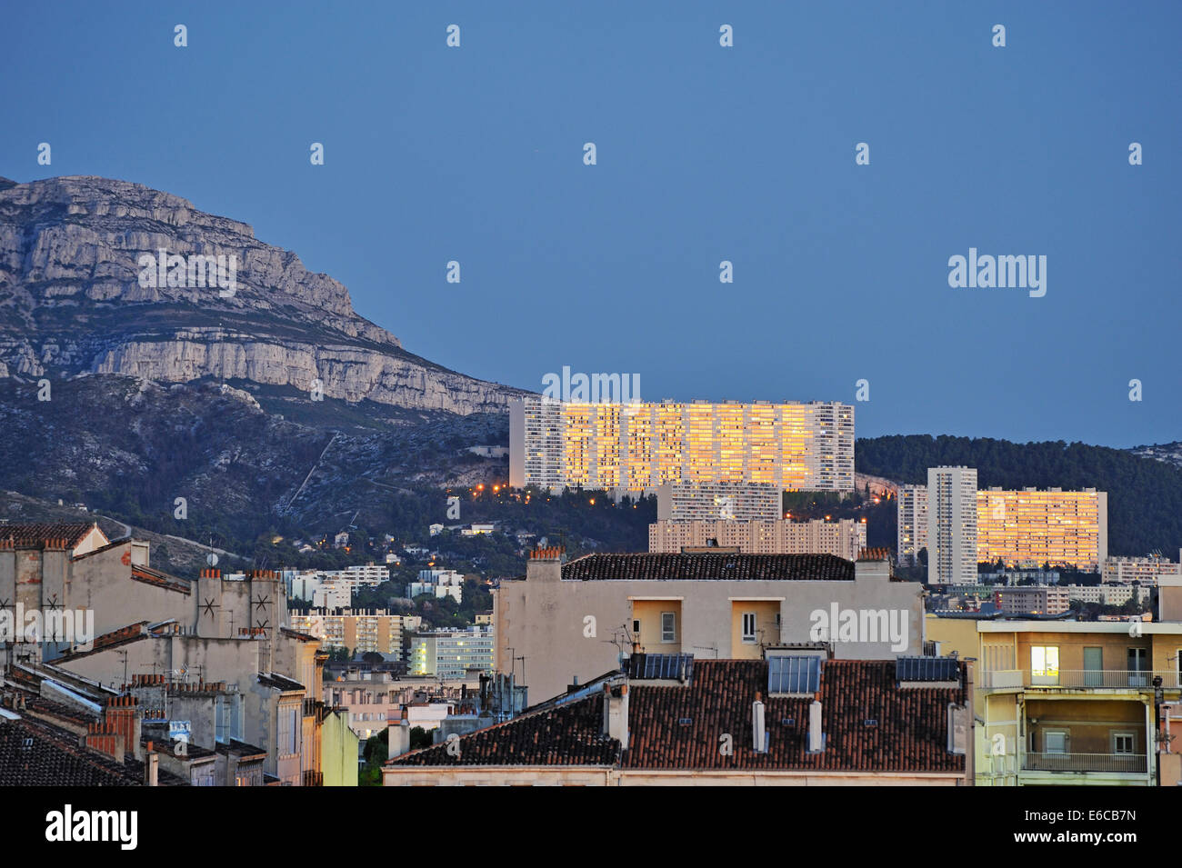 Reflet de coucher de soleil sur les bâtiments dans le centre-ville de Marseille, France, Europe Banque D'Images