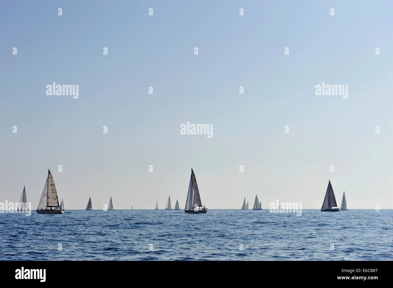 Voiliers naviguant lors d'une régate en mer Méditerranée au large des côtes de Marseille, Sud de la France, Europe Banque D'Images