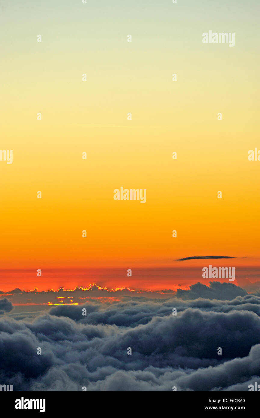 Au-dessus des nuages, nuages au coucher du soleil, l'île de Maui, Hawaii Islands, USA Banque D'Images