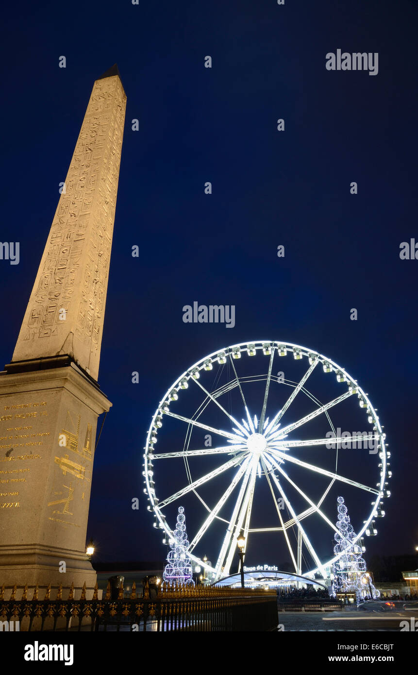 Place de la Concorde et de la grande roue au moment de Noël, Paris, France, l'Europe dans la nuit Banque D'Images