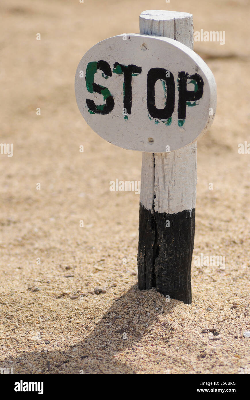 Panneau d'arrêt sur le sable, pas de droits de permis pour des fins de préservation de la faune et de la flore, de l'île Seymour Nord, îles Galapagos, Equateur Banque D'Images
