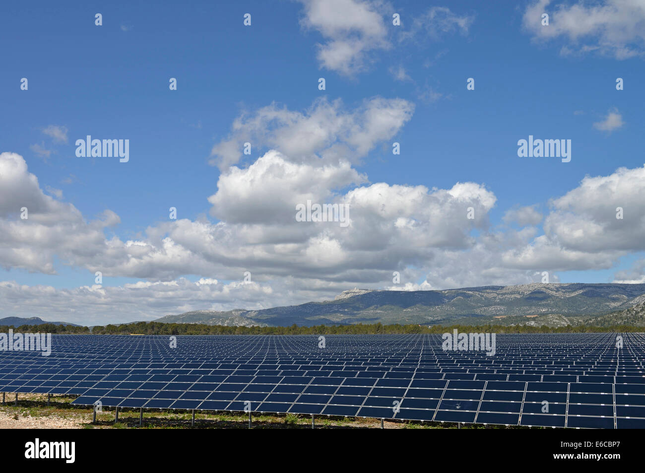 Grand panneau solaire énergie renouvelable tableau à la ferme solaire à la campagne Banque D'Images