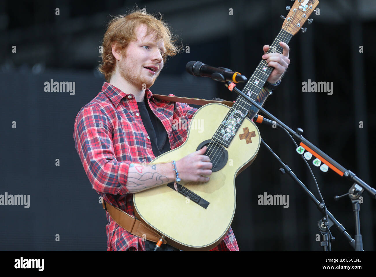 Ed Sheeran effectuant à Hylands Park, Chelmsford, Essex, le samedi 16 août, au V Festival. Banque D'Images