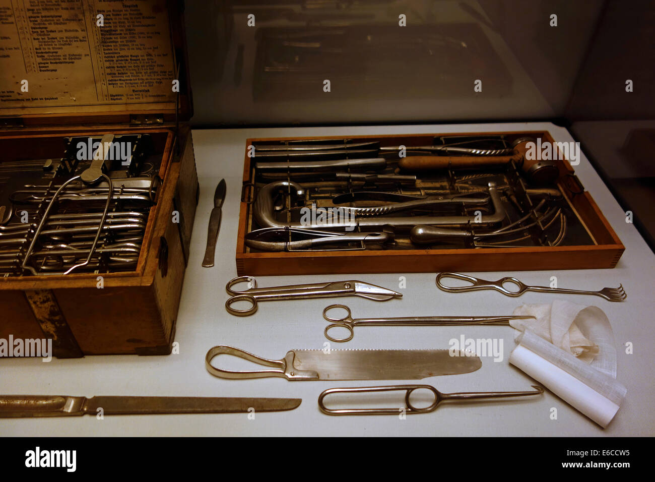 Ensemble d'instruments chirurgicaux pour la chirurgie du cerveau dans le Dr Guislain Musée sur l'histoire de la psychiatrie, Gand, Belgique Banque D'Images