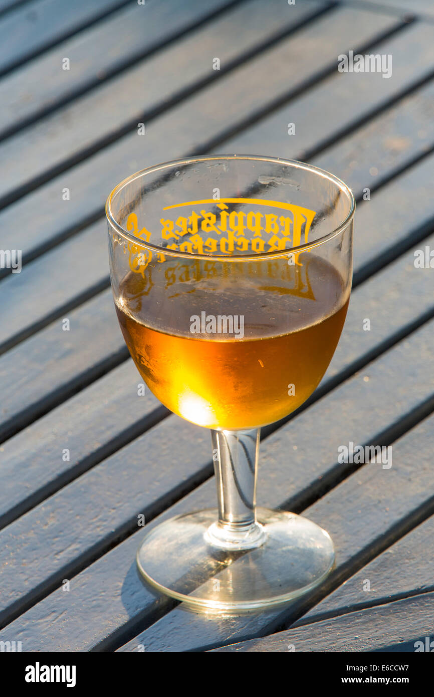 Chaude soirée de la lumière sur un verre de bière blonde. Banque D'Images