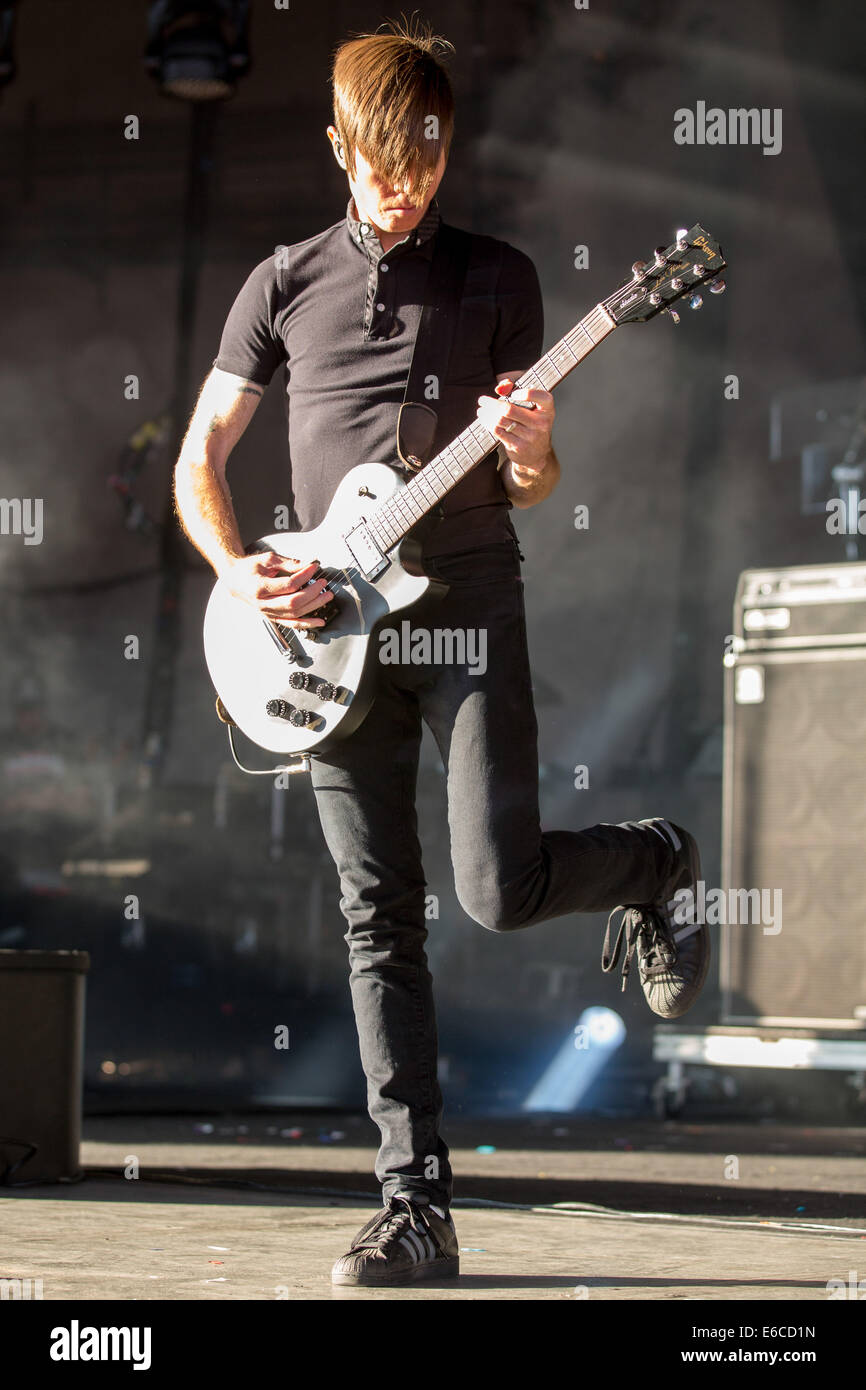 18 août 2014 - Holmdel, New Jersey, États-Unis - JADE PUGET guitariste du groupe AFI effectue en direct sur la PNC Bank Arts Center à Holmdel (New Jersey) (Crédit Image : © Daniel DeSlover/Zuma sur le fil) Banque D'Images