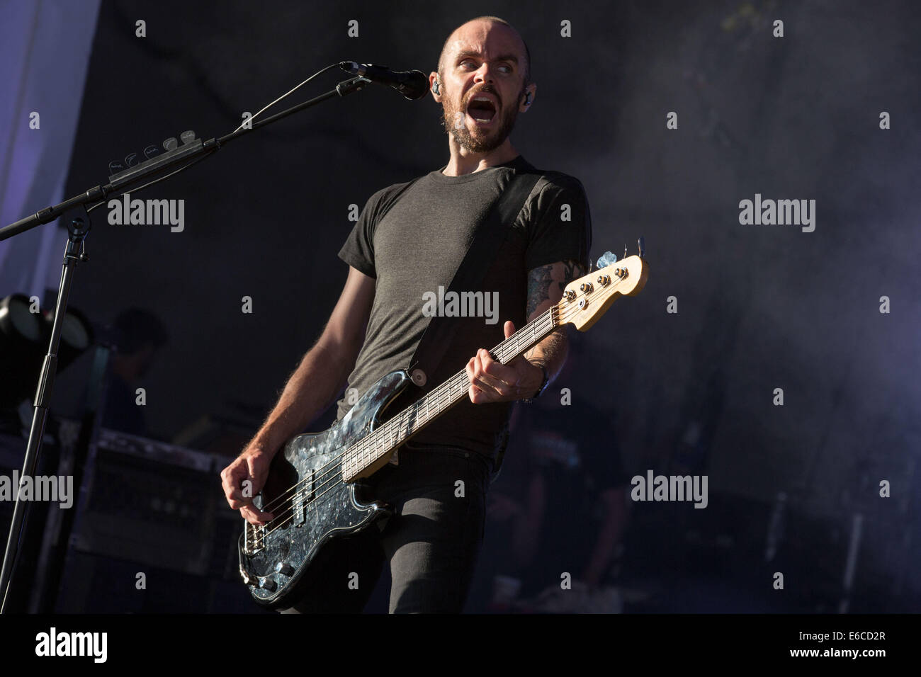 18 août 2014 - Holmdel, New Jersey, États-Unis - Le bassiste HUNTER BURGAN de la bande vivent à l'AFI effectue PNC Bank Arts Center à Holmdel (New Jersey) (Crédit Image : © Daniel DeSlover/Zuma sur le fil) Banque D'Images