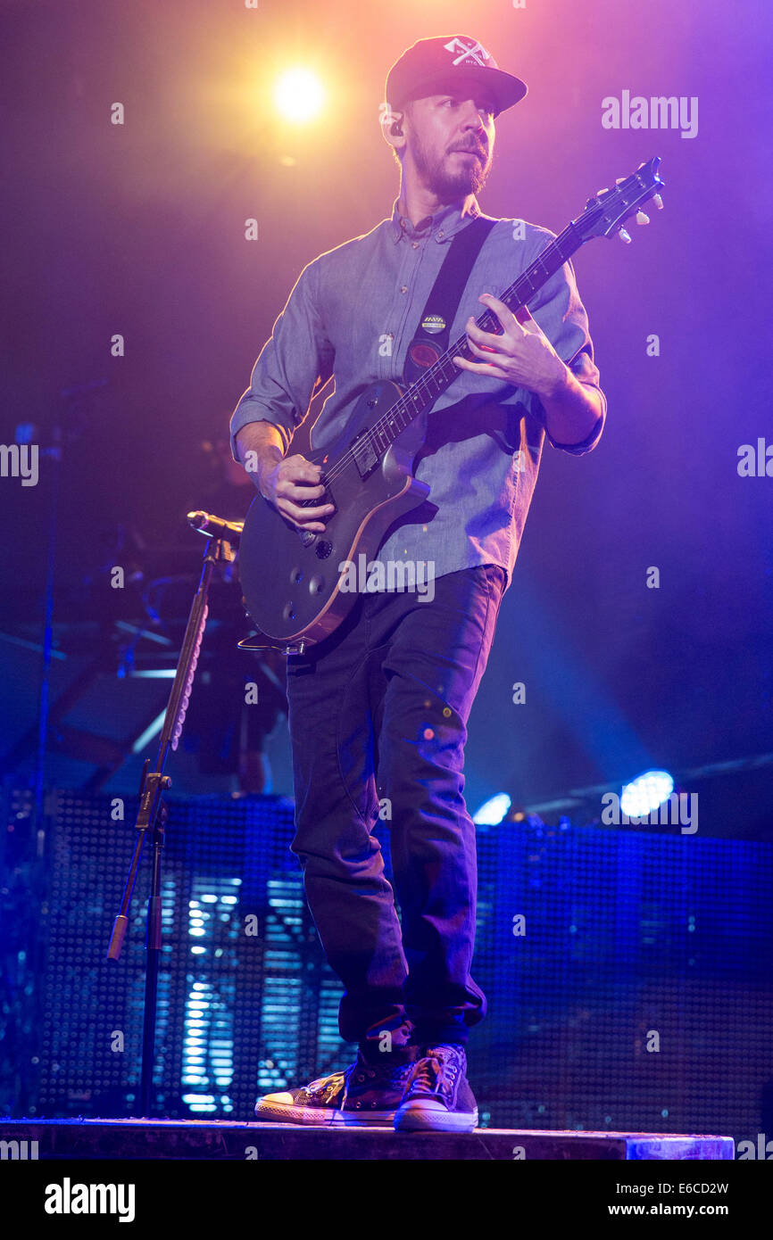 18 août 2014 - Holmdel, New Jersey, États-Unis - Musicien MIKE SHINODA de Linkin Park le groupe effectue en direct à la PNC Bank Arts Center à Holmdel (New Jersey) (Crédit Image : © Daniel DeSlover/Zuma sur le fil) Banque D'Images