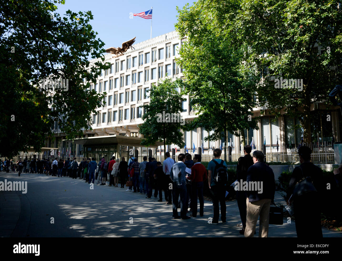 File d'attente pour contrôle de sécurité à l'ambassade des États-Unis dans la région de Grosvenor Square, Mayfair, Londres Banque D'Images
