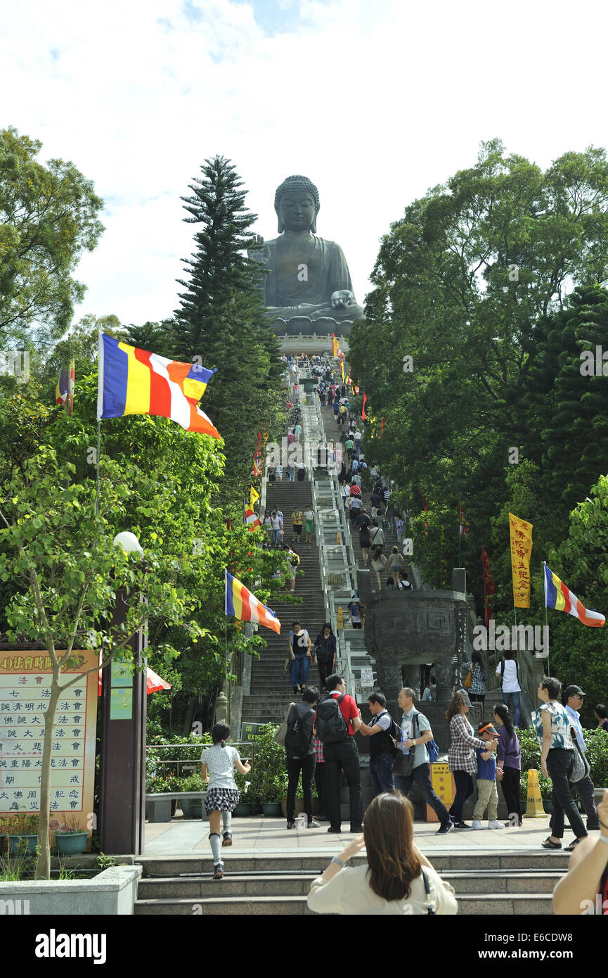 Escalier menant jusqu'à la place Tian Tan Buddha, Ngong Ping, Lantau Island, Hong Kong, Chine Banque D'Images