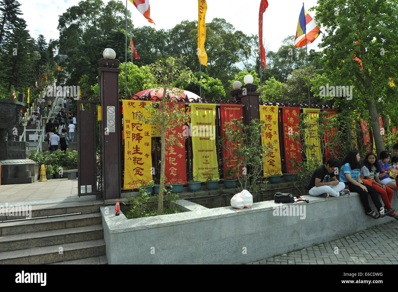 Bannières et drapeaux dans la célébration de la naissance de Bouddha. Tian Tan Buddha, Ngong Ping, Lantau Island, Hong Kong, Chine Banque D'Images