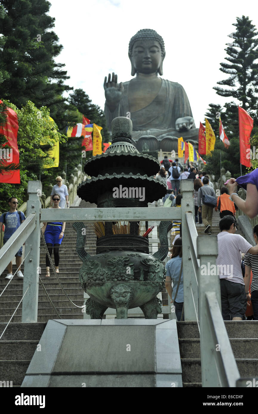 Pour l'urne de l'encens, à mi-chemin vers le haut des escaliers menant à Tian Tan Buddha, Ngong Ping, Lantau Island, Hong Kong, Chine Banque D'Images