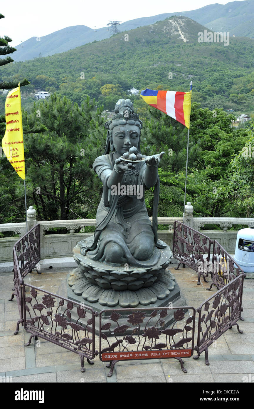 L'un des six Divas connus sous le nom de « l'offrande des six Divas » (alias six Devas); statues de bronze au Bouddha Tian Tan, île Lantau, Hong Kong Banque D'Images