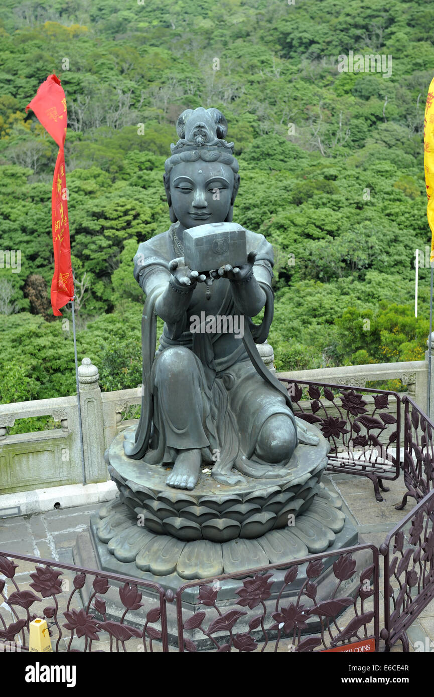 L'un des six Divas connus sous le nom de « l'offrande des six Divas » (alias six Devas); statues de bronze au Bouddha Tian Tan, île Lantau, Hong Kong Banque D'Images