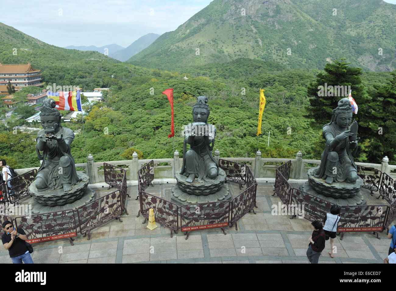 Trois des six Divas connu comme 'l'offre des six Divas' ; les statues de bronze au Tian Tan Buddha, Lantau Island, Hong Kong Banque D'Images
