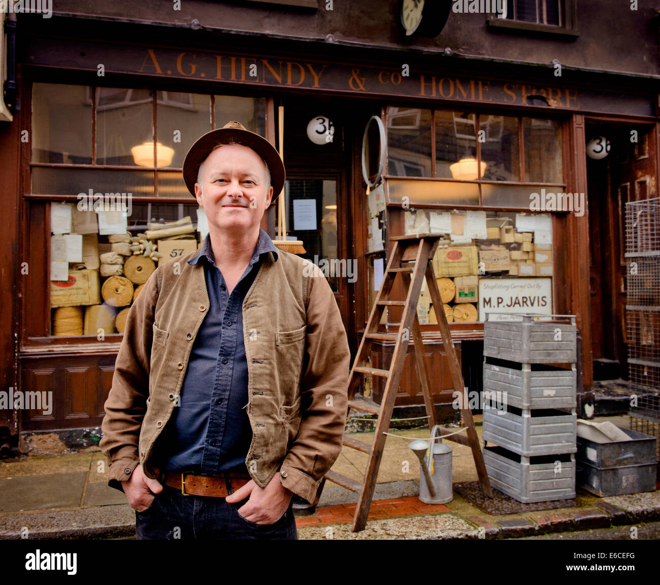 Alastair Hendy des A.G.Hendy & Co un magasin à l'ancienne Hastings populaires définir comme si dans un moment-courbure. Banque D'Images