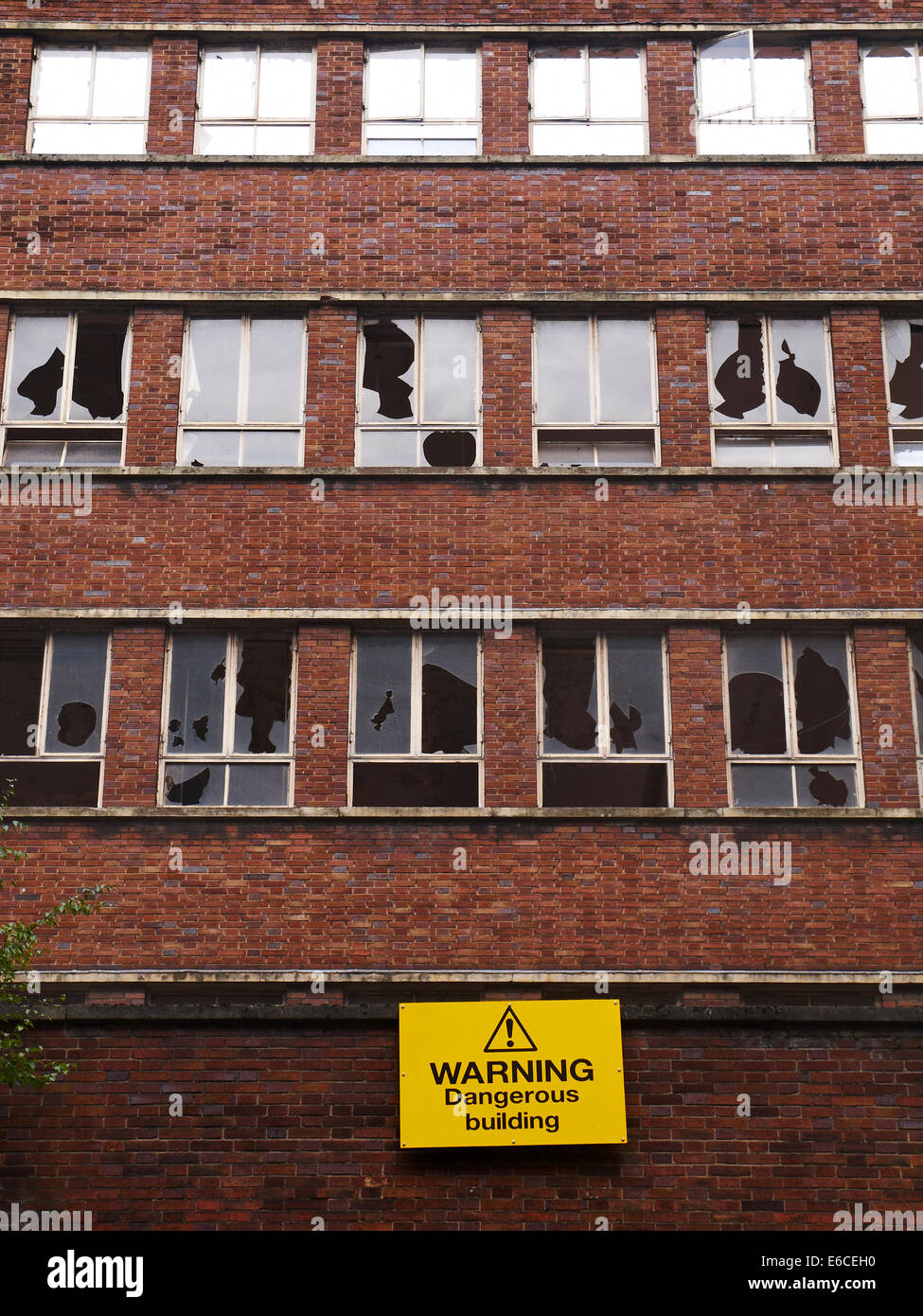 Bâtiment dangereux avertissement signe sur l'ancien bâtiment DHSS, démolie en 2014, Manchester UK Banque D'Images