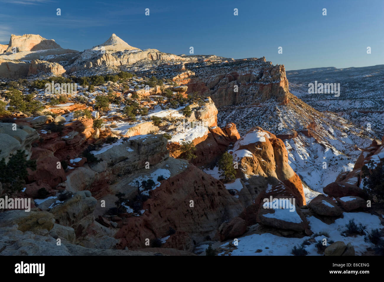 Capitol Reef National Park, en Utah. USA. Falaises d'hiver. Fougères Nipple dans la distance. Waterpocket Fold. Plateau du Colorado. Banque D'Images