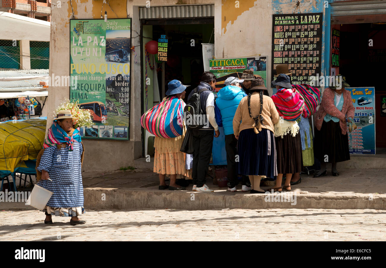 La population locale l'affichage bus à Copacabana, Bolivie, Amérique du Sud. Banque D'Images