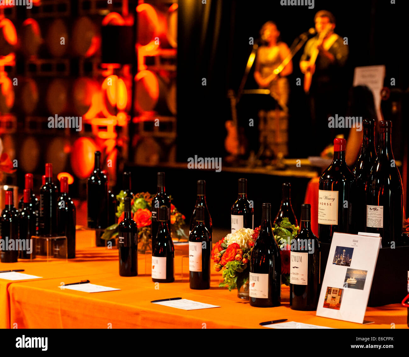 États-unis, Washington, Seattle, Bannockburn. Le dîner de gala annuel propose de nombreux vins de grande valeur pour l'encan silencieux. Banque D'Images