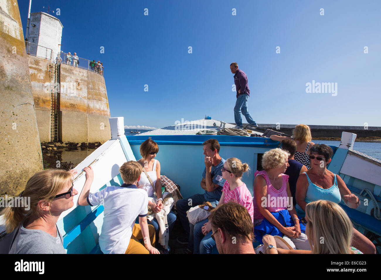 Les touristes sur un bateau pour les îles Farne, Northumberland, Angleterre. Banque D'Images