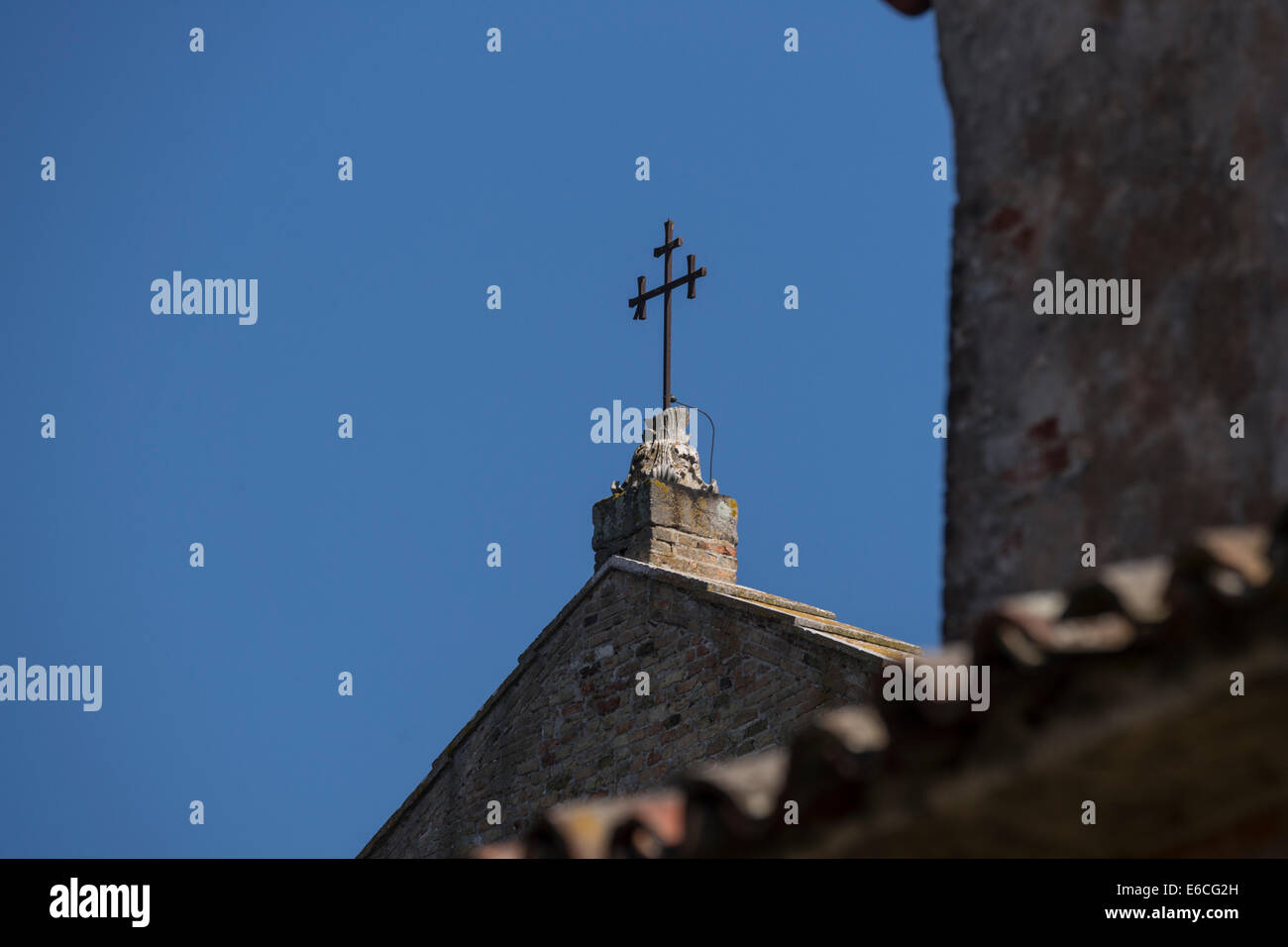 Traverser au-dessus de l'entrée de l'église de Santa Fosca sur l'île de Torcello dans la lagune de Venise. Banque D'Images