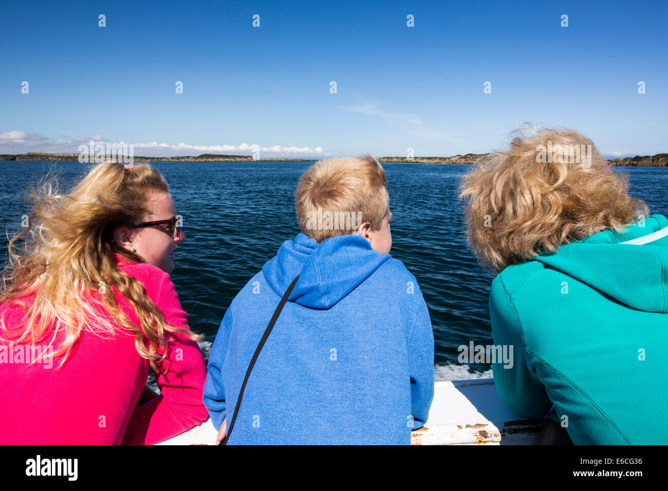 Les touristes sur un bateau pour les îles Farne, Northumberland, Angleterre. Banque D'Images