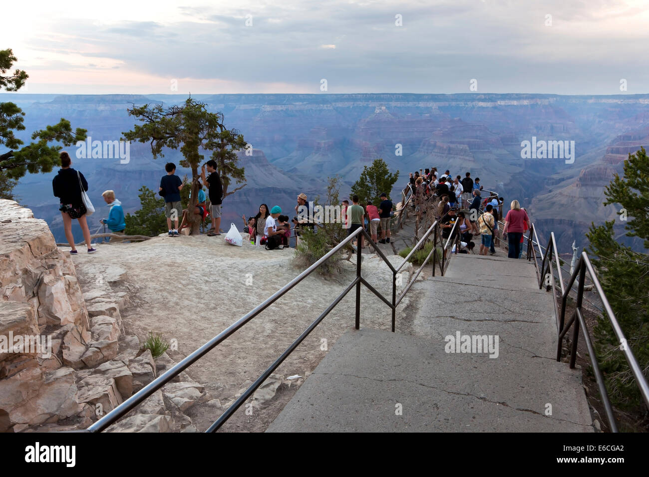 Groupe de touristes profiter de la vue de la rive sud du Grand Canyon Banque D'Images