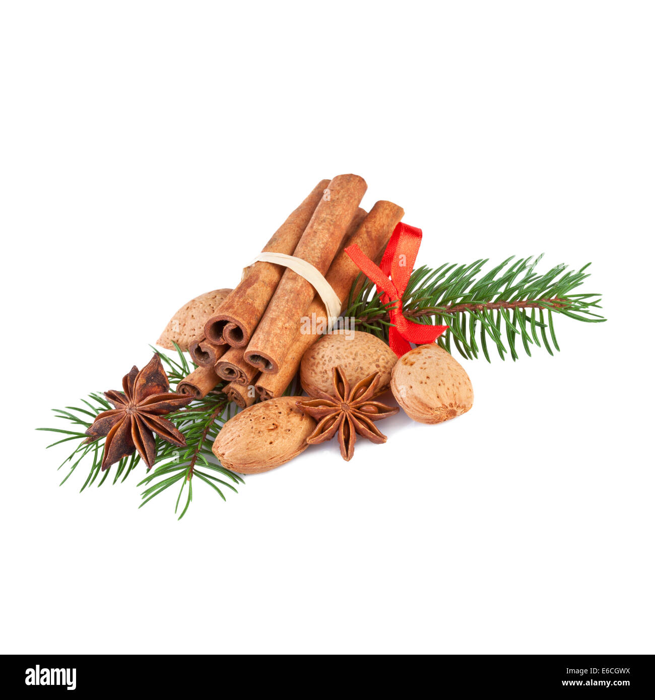 Décoration de Noël avec des épices parfumées isolated on White Banque D'Images