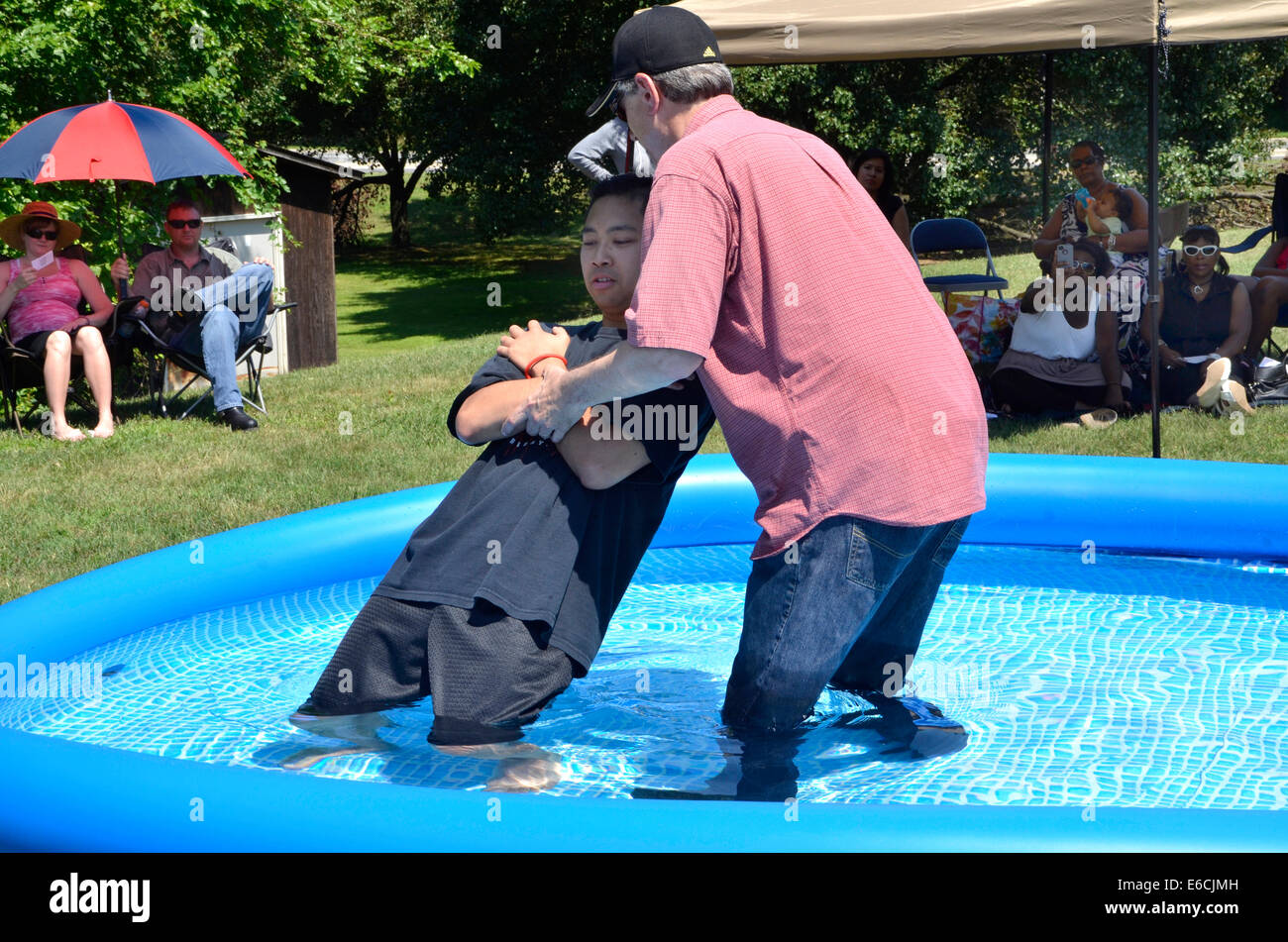 Un homme est baptisé dans une piscine service de baptême à Riverdale Park, Maryland Banque D'Images