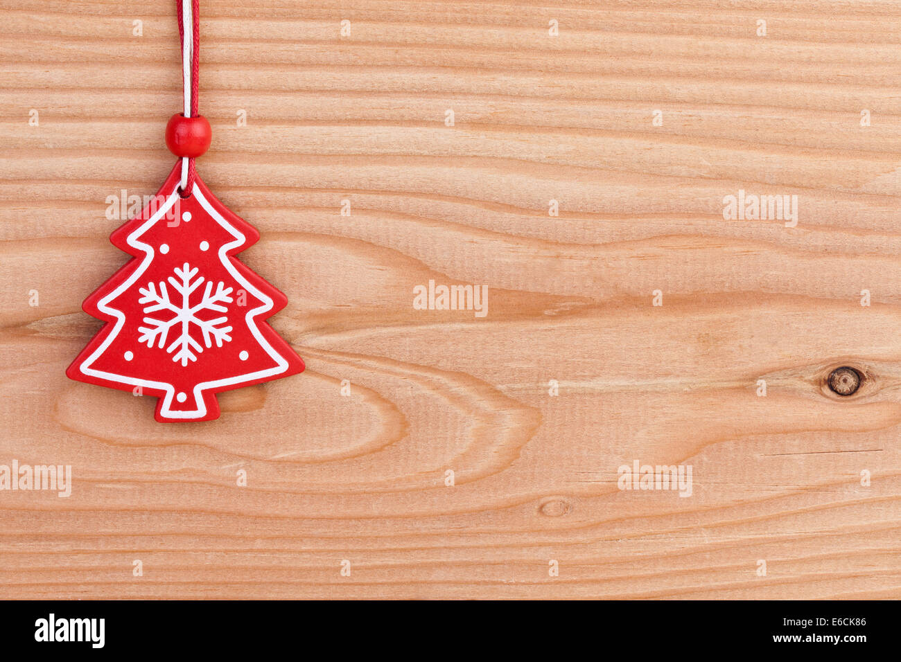Décoration d'arbre de Noël sur fond de bois Banque D'Images