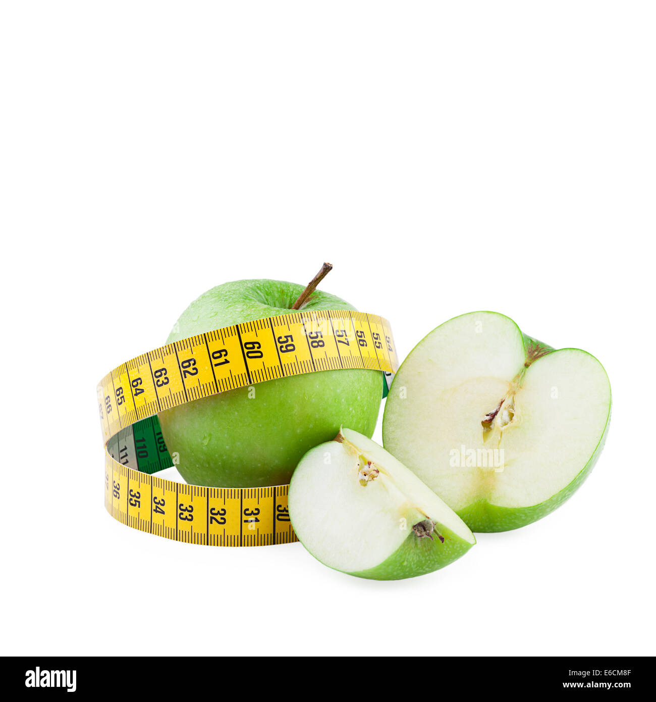 La saine alimentation et le régime alimentaire concept. Pomme verte et bande de mesure isolé sur fond blanc Banque D'Images