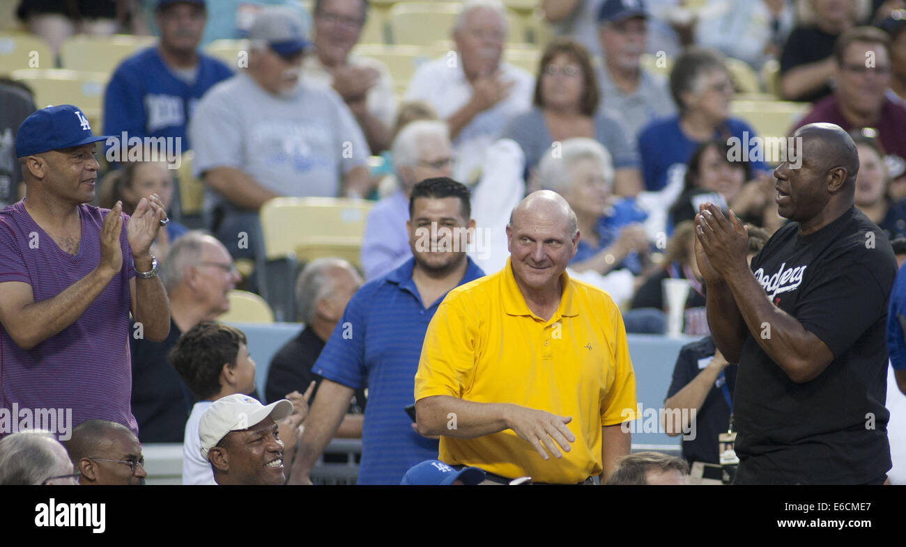 Los Angeles, Californie, USA. 19e Août, 2014. LOS ANGELES, CA - le 19 août : Steven Ballmer, (C) l'ancien PDG de Microsoft, nouveau propriétaire de Los Angeles Clippers, Earvin 'Magic' Johnson (R), co-propriétaire de Los Angeles Dodgers, et Clippers coach Doc Rivers assister à la partie de baseball entre les Dodgers de Los Angeles et San Diego Padres le 19 août 2014, au Dodger Stadium à Los Angeles, Californie.Arorizo ARORIZO © Armando ARMANDO/Prensa Internacional/ZUMA/Alamy Fil Live News Banque D'Images