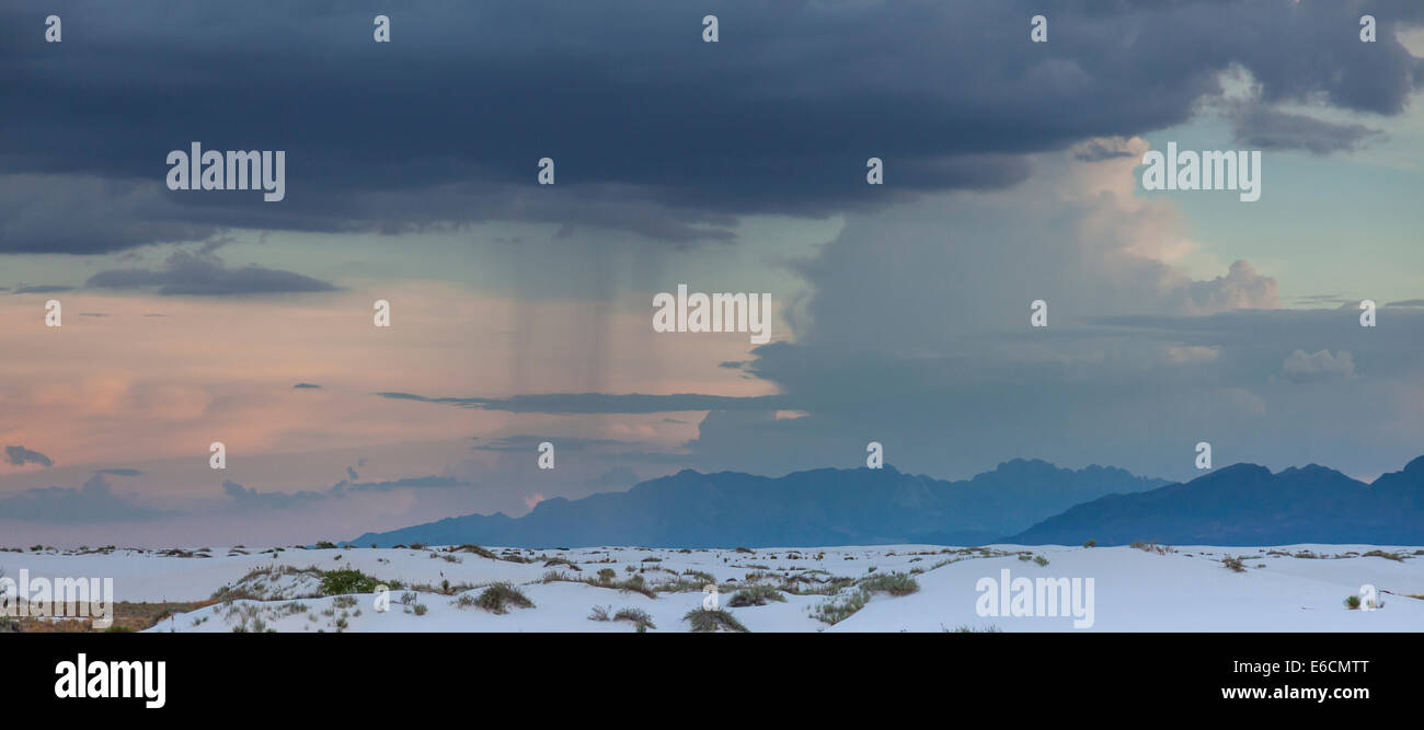Des nuages de pluie sur une promenade guidée au coucher du soleil au parc national de White Sands (anciennement Monument national) au Nouveau-Mexique. Banque D'Images