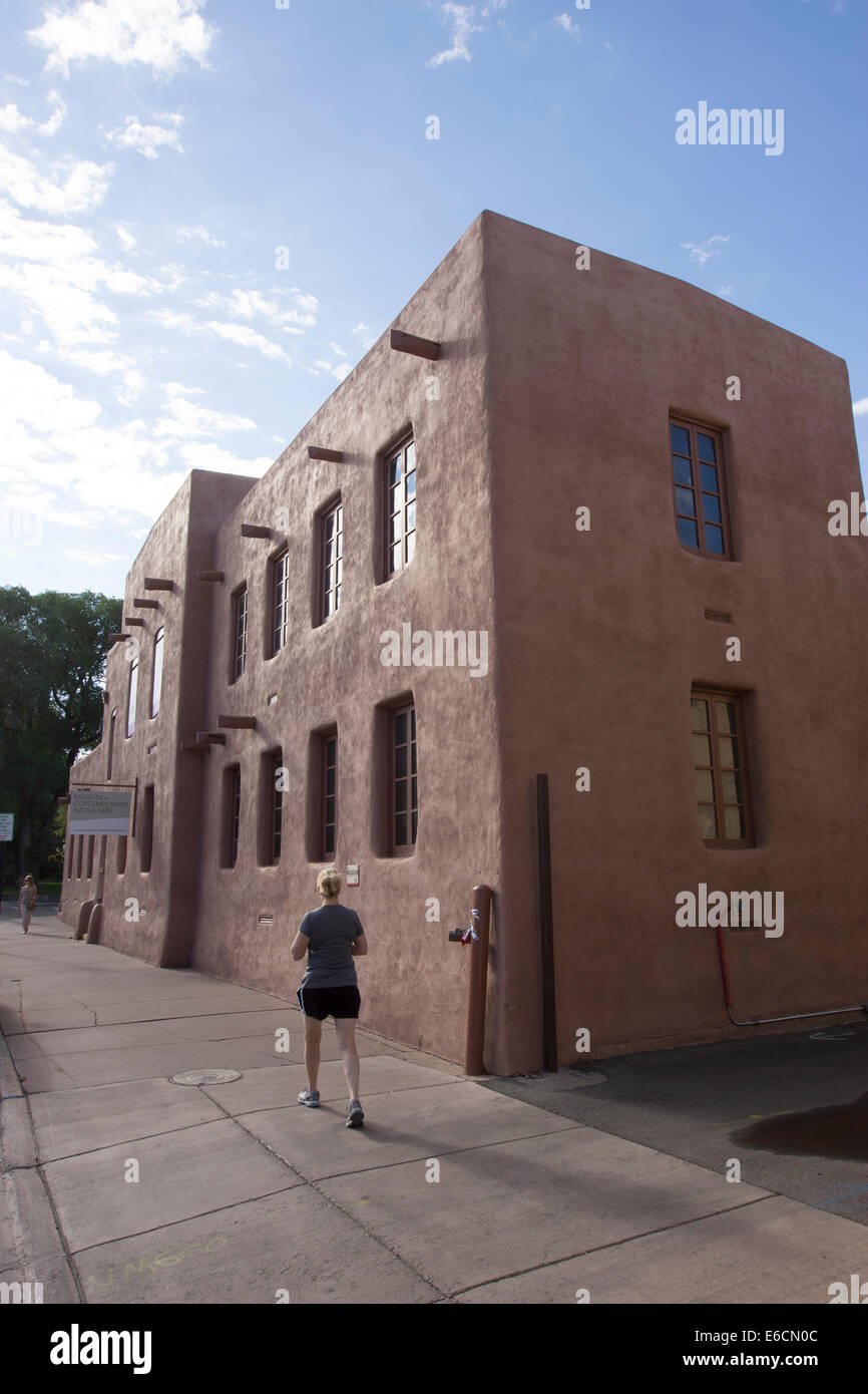 Femme marche dans le centre-ville historique de Santa Fe, Nouveau Mexique, une destination populaire pour les touristes et les visiteurs. Banque D'Images